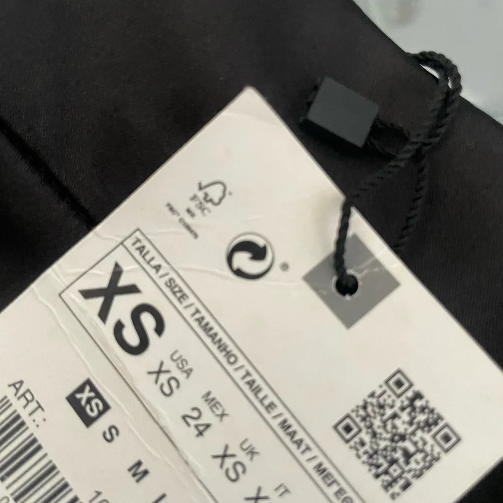 Zara Black Skort with Modern Design - Picture 3 of 3